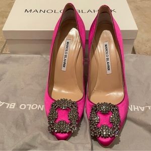 Dark Fuchsia Pink Manolo Blahnik hangisi Satin and Gunmetal Jewel Buckle Pumps